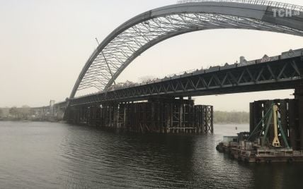 В Киеве мощным ветром разбросало леса на недостроенном мосту