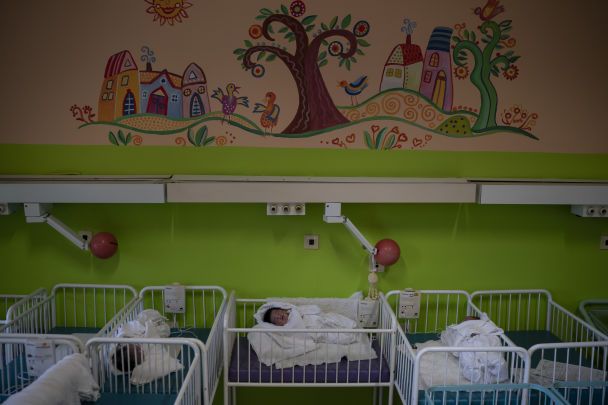 В Україні 2021 року 100 жінок народили в середньому 116 дітей / © Associated Press