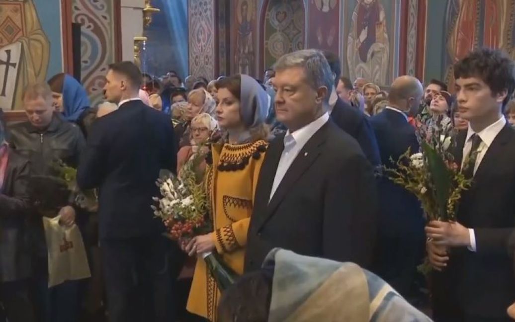 Тим часом Порошенко перед голосуванням відвідав службу в Михайлівському соборі / © скриншот з відео
