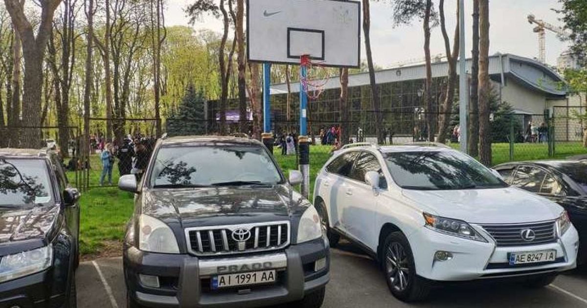 У Києві зрізали кільця і розграфили популярний баскетбольний майданчик під стоянку