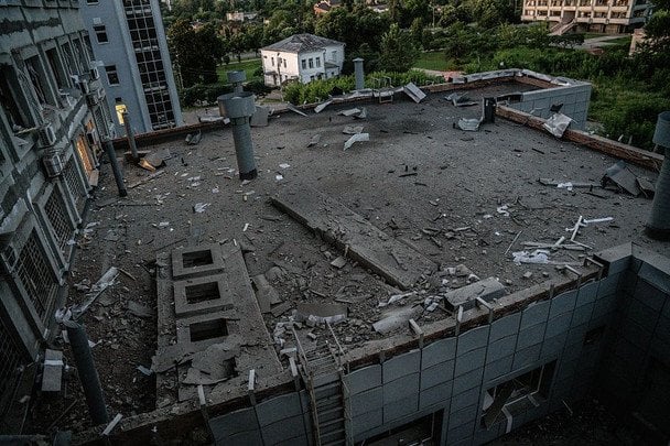 18 июля 2026 года. РФ нанесла ракетный удар по Сумской громаде. В городе повреждены жилые дома и медицинское учреждение, выбиты окна. / © Getty Images