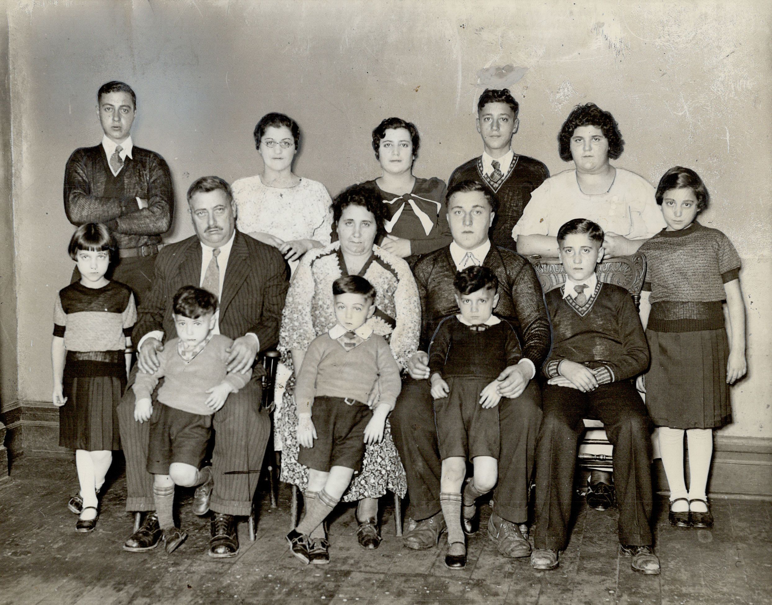 Стефано Дарріго з Торонто із сім'єю з 12 осіб. Жінка народила дев'ятьох дітей від 31 жовтня 1926 року. / © Getty Images