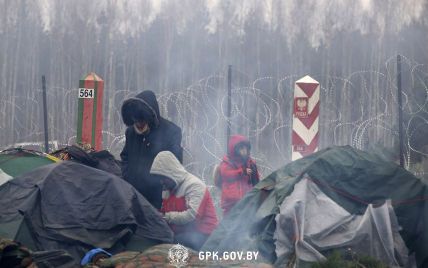 Лукашенко заявил, что мигрантам на белорусско-польской границе пытаются опрокинуть оружие из Донбасса