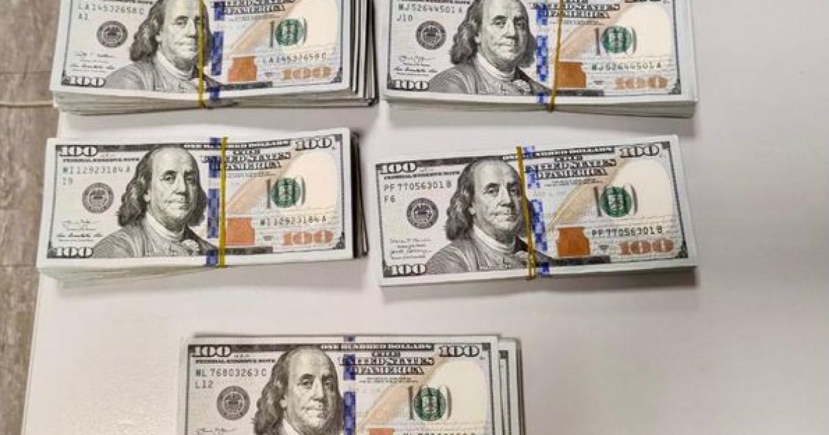 В "Борисполе" изъяли первую в этом году незаконную партию валюты, которую пассажирка везла в сумочке