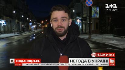 Негода в Україні: будинки знеструмлені, рух транспорту ускладнений