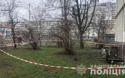 У Києві в підвалі житлового будинку виявили тіла трьох мертвих чоловіків