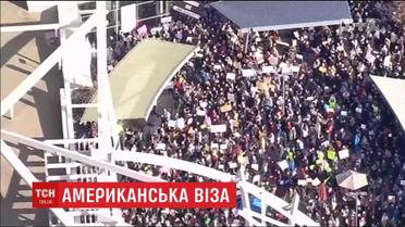 Американський наказ про мігрантів змінять заради власників грін-кард