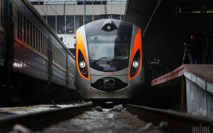 В Запорожье задержали группу подростков, которая бросала камни в окна поезда "Киев-Запорожье"