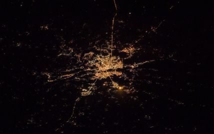 Астронавт показав фото з космосу, як нічний Київ сяє тисячами вогнів