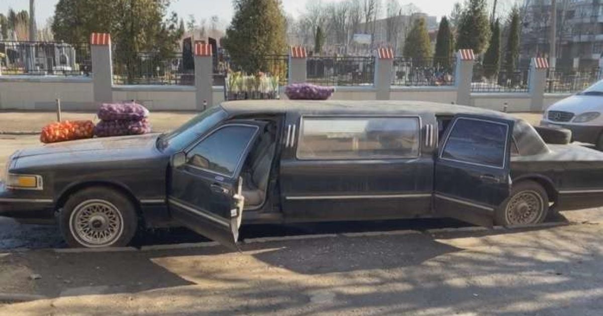 У Чернівцях мішки з картоплею та квіти продають із раритетного лімузина: власники авто пояснили причину