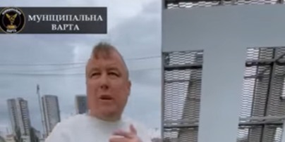 В Киеве житель Отрадного пилой пытался отрезать буквы с надписи "Троещина": видео