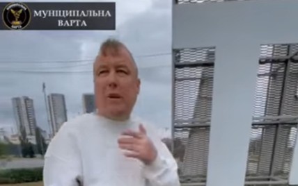 У Києві мешканець Відрадного намагався відрізати літери з напису "Троєщина": відео