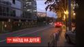 В центре Киева на пешеходном переходе двое детей попали под колеса машины.