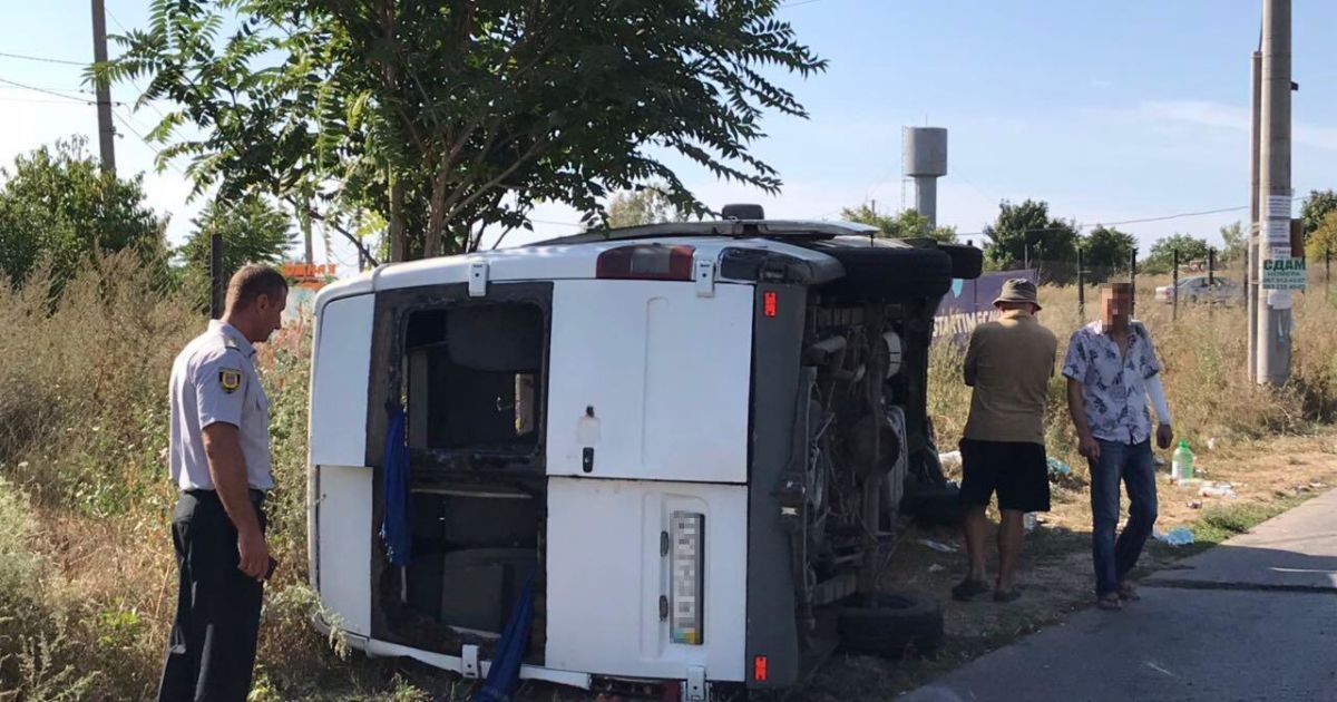 На Одещині маршрутка з відпочивальниками врізалась у вантажний бус і перекинулась, постраждали діти