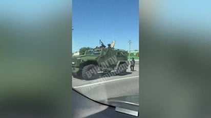 У московского Кремля выставили усиленные посты с военной техникой