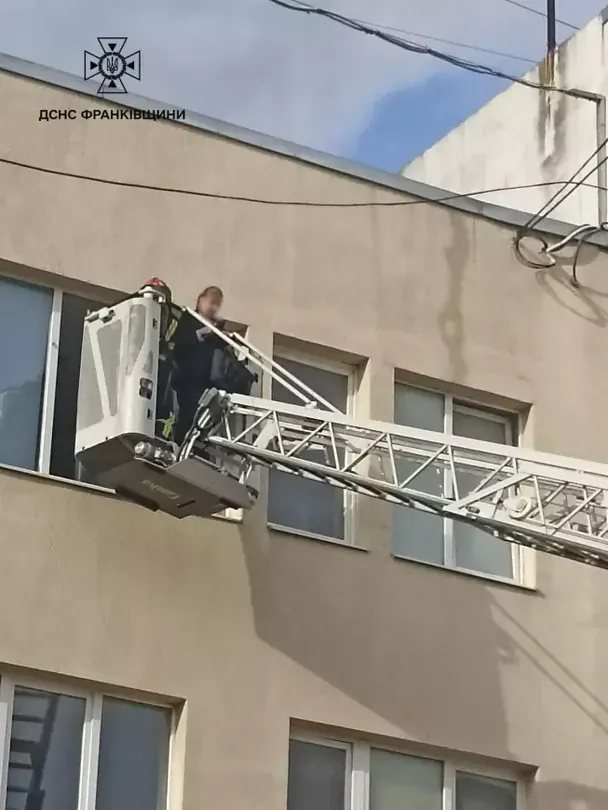 Рятувальники дістаюсть людей з пожежі / © ДСНС в Івано-Франківській області