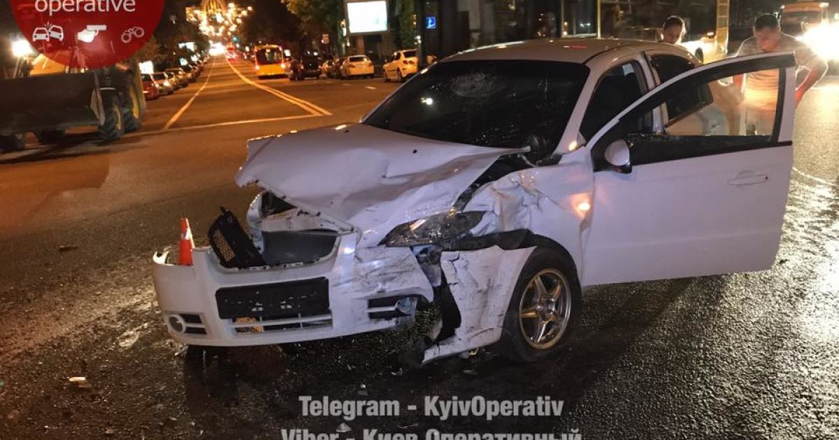 У Києві Toyota і Chevrolet не поділили дорогу, є постраждалі