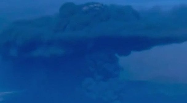 Чорна хмара над Туапсе росте на очах: масштабну пожежу після атаки дронів зняли з неба (відео)