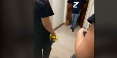 Війна в Україні: в Італії українська молодь провчила італійця, який Zигував  з російським прапором — Укрaїнa — tsn.ua