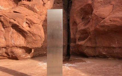 Привет от инопланетян: в США посреди пустыни обнаружили загадочный металлический монолит