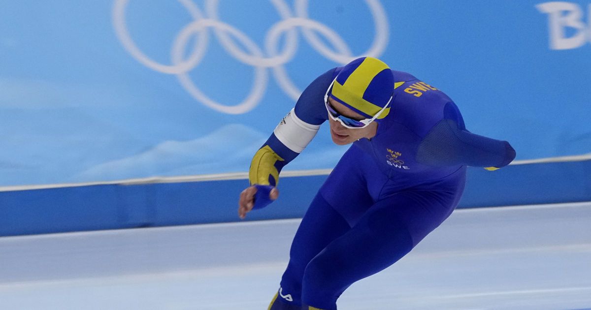 Олімпійський чемпіон, який звинуватив команду суперників у нечесній грі, встановив світовий рекорд у Пекіні-2022