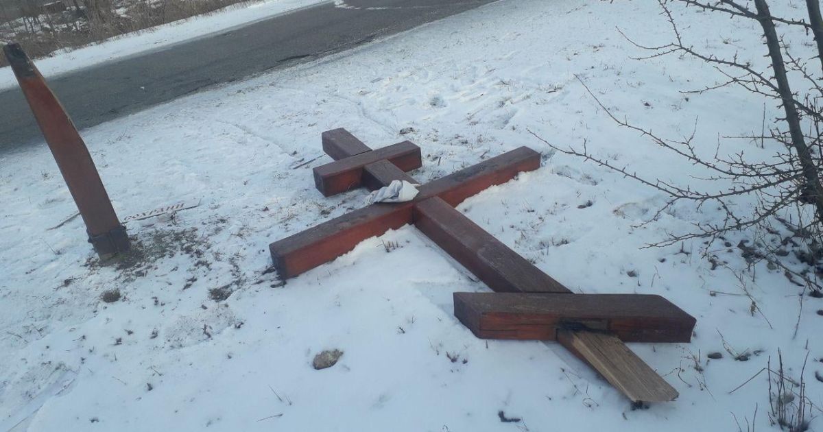 Під Києвом двоє молодків зламали пам'ятний  хрест заради розваги / © Поліція Київської області