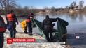 Пожежники допомогли маленькому оленю вибратися із крижаного озера
