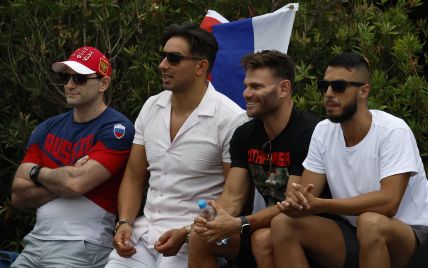 Ганьба на Australian Open: фанати прийшли на матч українки з прапором РФ і обличчям Путіна на футболці