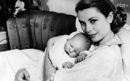 День в истории: княгиня Грейс Келли с маленьким сыном Альбером на его первом публичном портрете