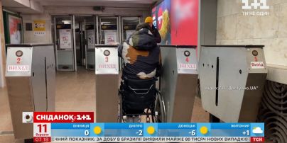 Нові турнікети в київському метро виявились недоступними для маломобільних груп населення