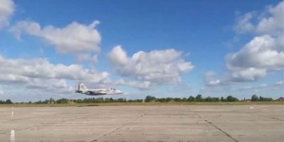 В Інтернеті з'явилося видовищне відео польоту українського Су-25 на наднизькій висоті