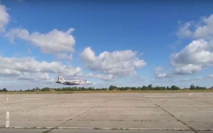 В Интернете появилось зрелищное видео полета украинского Су-25 на сверхнизкой высоте