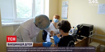 Коронавірус в Україні: у МОЗ розглядають можливість масової вакцинації підлітків