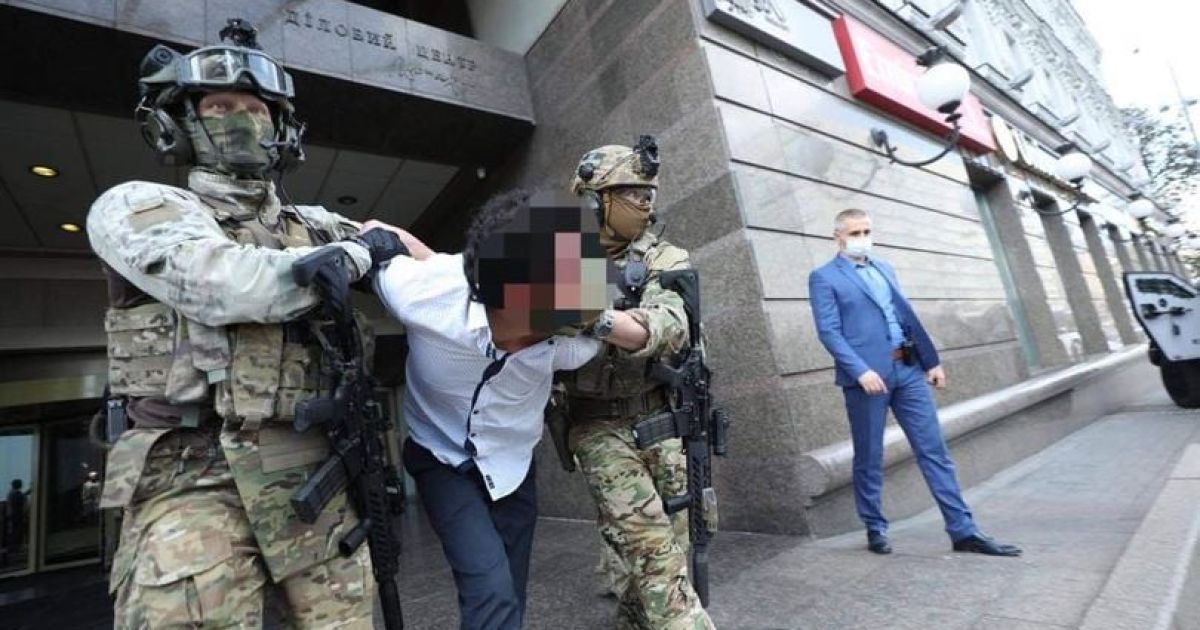 Иностранца, который угрожал взорвать банк в центре Киева, отправили на лечение