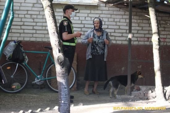 Волинянка зносить до квартири мотлох: в оселі все завалено сміттям та стоїть жахливий сморід