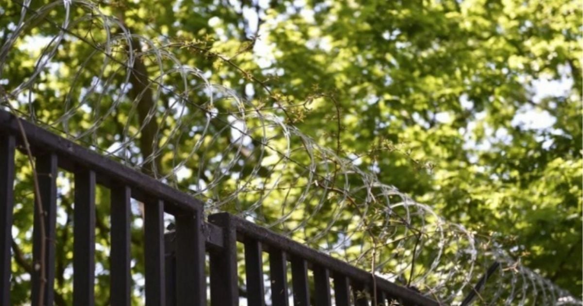 Російське посольство обнесли колючим дротом