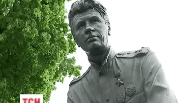 Пілоти МАУ вже 15 років у День Перемоги збираються біля пам’ятника Леоніду Бикову