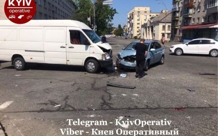 В Киеве на перекрестке произошло тройное ДТП