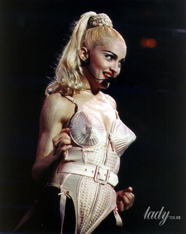 Мадонна в бюстгальтері, розробленому Жаном-Полем Готьє, виступає під час свого туру Blonde Ambition у Філадельфії, 1990 рік / © Associated Press