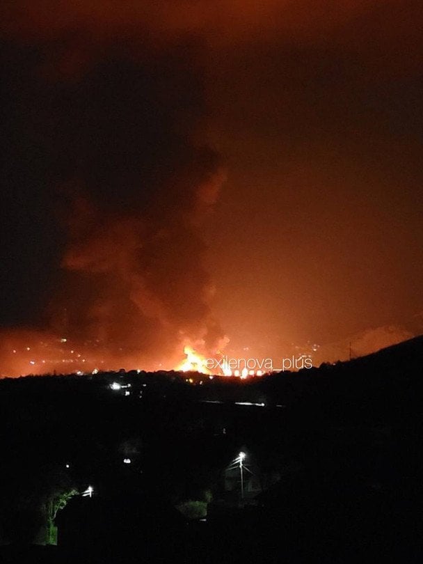Пожежа після атаки невідомих дронів на Туапсе. / © Exilenova+