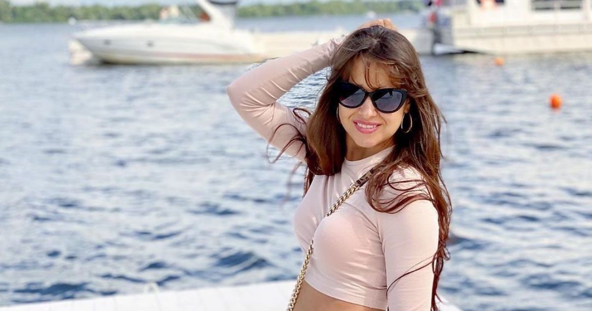 Ненафарбована дружина DZIDZIO похизувалася стрункістю в обтислому вбранні