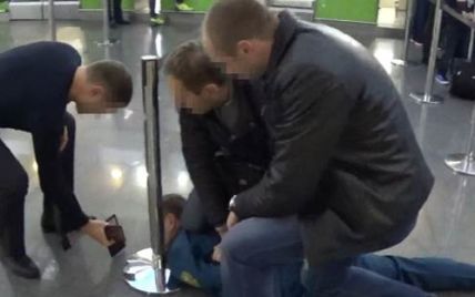 СБУшники поймали таможенника "Борисполя" на смешной взятке