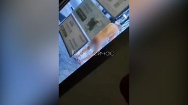 В Киеве разгуливает голый мужчина