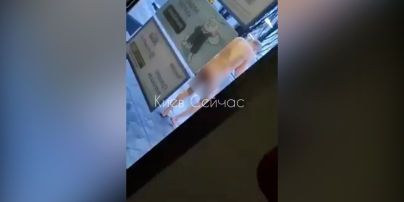У Києві розгулює голий чоловік