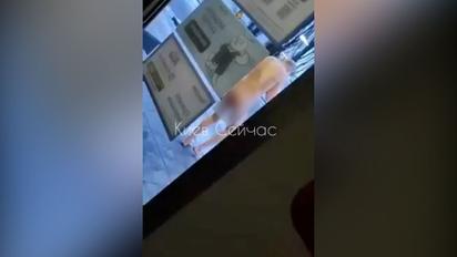 У Києві розгулює голий чоловік 