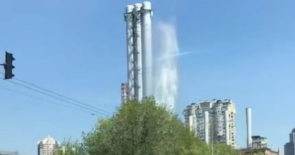 "Фонтан" высотой 30 метров: в Киеве возле железнодорожного вокзала прорвало трубу