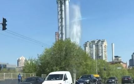 "Фонтан" заввишки 30 метрів: у Києві поблизу залізничного вокзалу прорвало трубу
