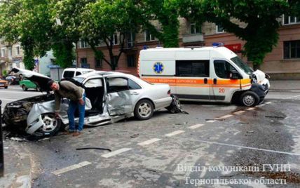 В Тернополе машина скорой помощи столкнулась с Mercedes-Benz