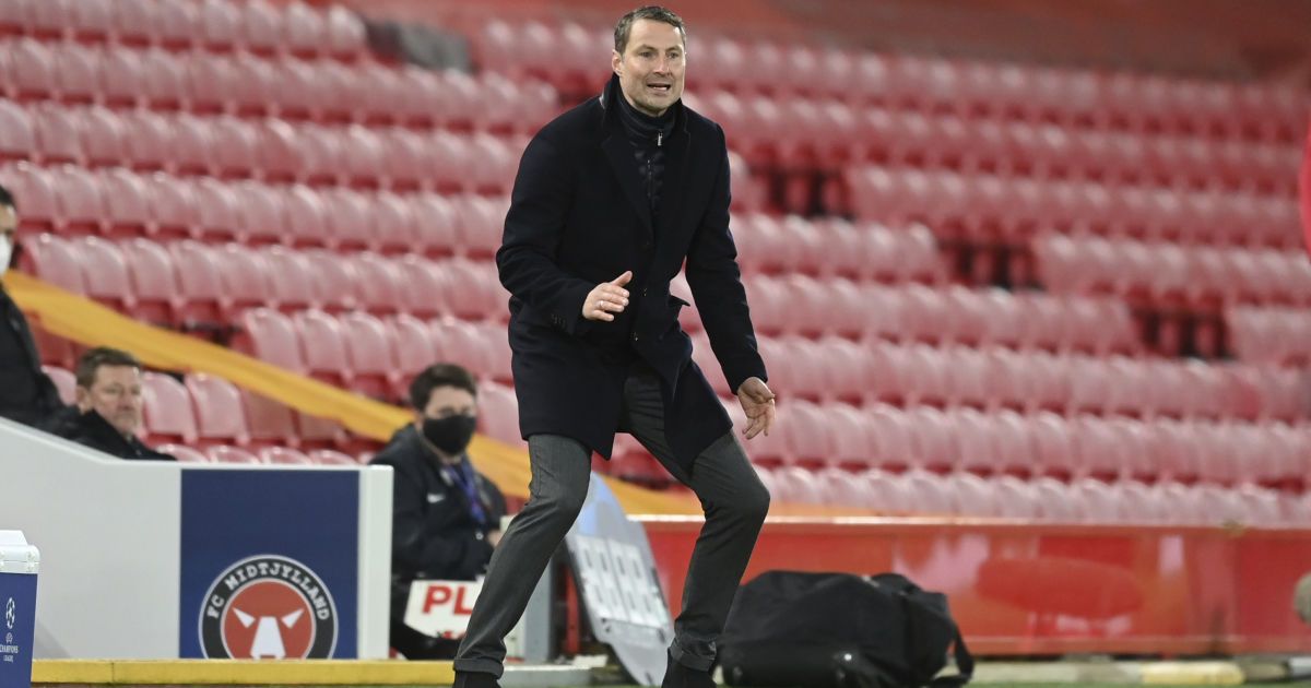 Просто стримав слово: тренер бельгійської команди прийшов на пресконференцію голим після камбеку в Лізі Європи