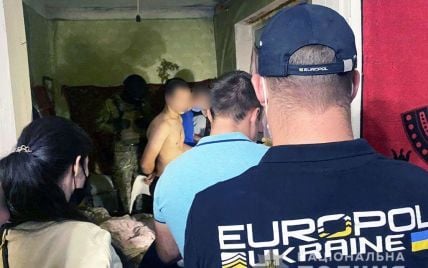 Развращал сына сожительницы: в Киеве задержали мужчину за детское порно и насилие (фото, видео)